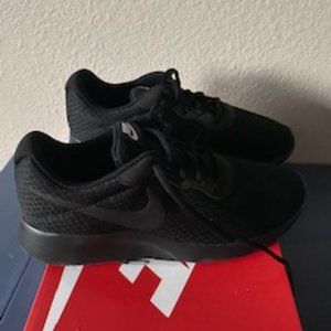Nike Tanjuns size 8